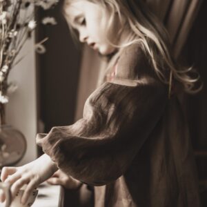 Retro sukienka lniana brązowa dla dziewczynki   blanka rose