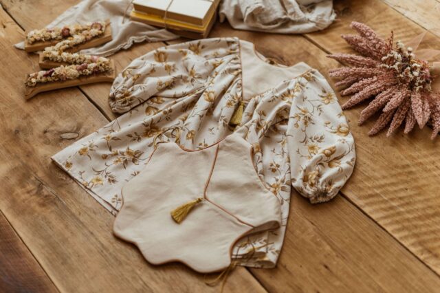 Retro sukienka lniana w kwiatuszki dla dziewczynki  Marysia honey