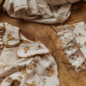 Retro sukienka lniana w kwiatuszki dla dziewczynki  Marysia honey