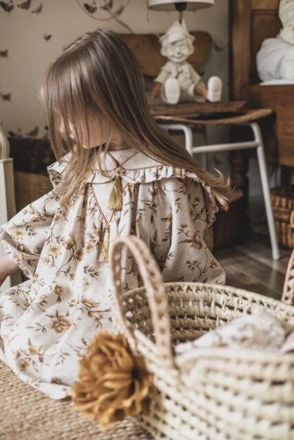 Retro sukienka lniana w kwiatuszki dla dziewczynki  Marysia honey