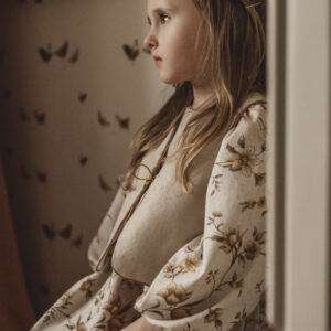 Retro sukienka lniana w kwiatuszki dla dziewczynki  Marysia honey