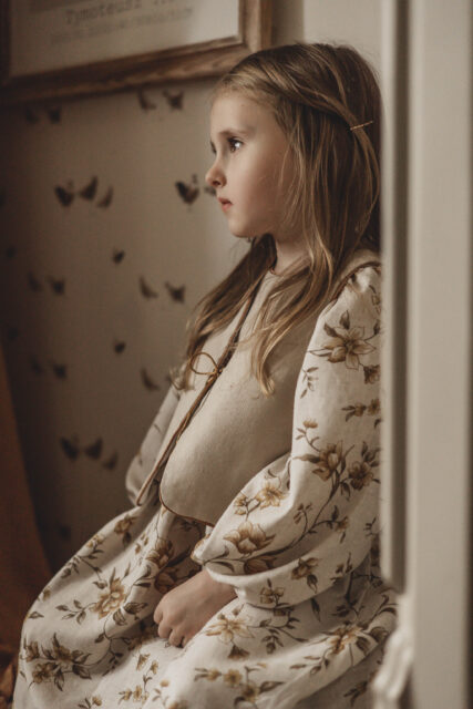 Retro sukienka lniana w kwiatuszki dla dziewczynki  Marysia honey