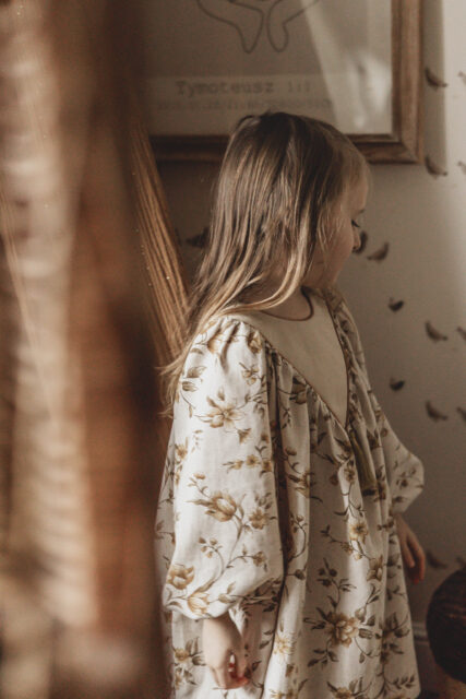 Retro sukienka lniana w kwiatuszki dla dziewczynki  Marysia honey