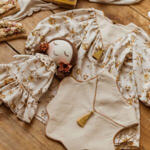 Retro sukienka lniana w kwiatuszki dla dziewczynki  Marysia honey