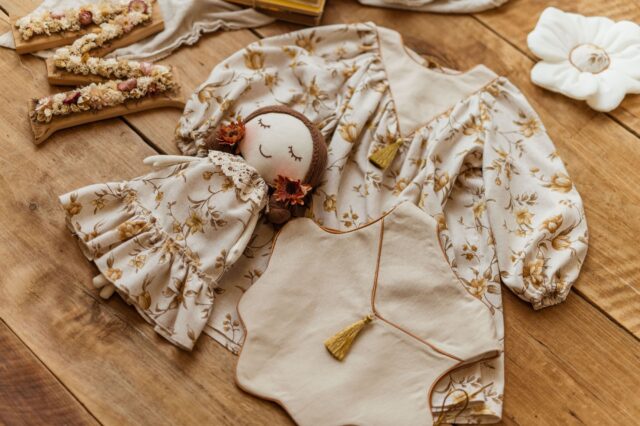 Retro sukienka lniana w kwiatuszki dla dziewczynki  Marysia honey