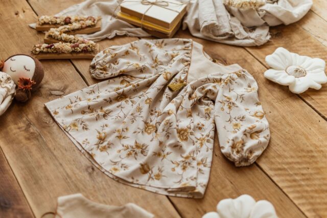 Retro sukienka lniana w kwiatuszki dla dziewczynki  Marysia honey