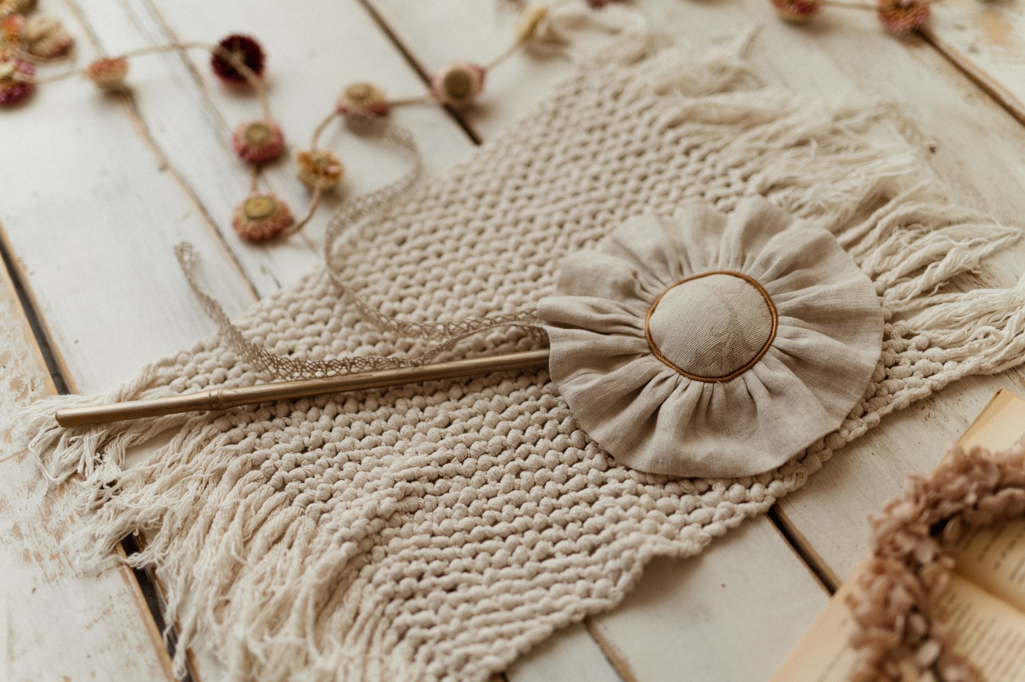 Różdżka kwiatuszek do zabawy ozdoba dla dziecka krepa