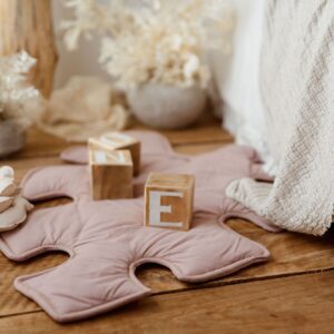 Różowa mata podłogowa do zabawy liść