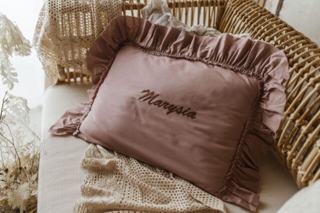 Różowa personalizowana poszewka na poduszkę twój haft