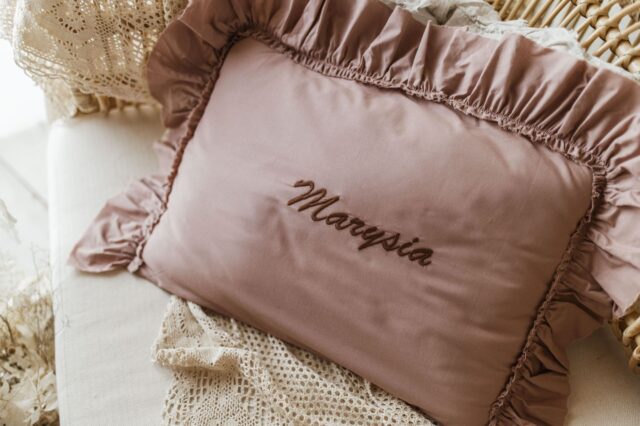 Różowa personalizowana poszewka na poduszkę twój haft