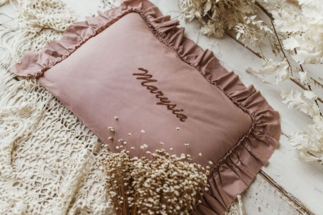 Różowa personalizowana poszewka na poduszkę twój haft