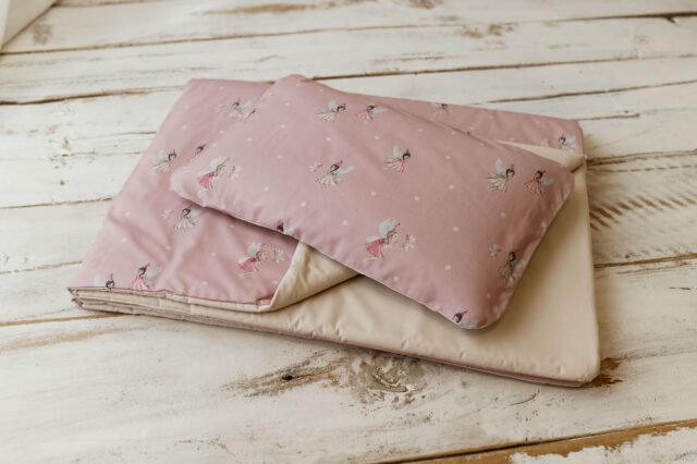 Różowy kocyk do żłobka dla dziewczynki wróżki