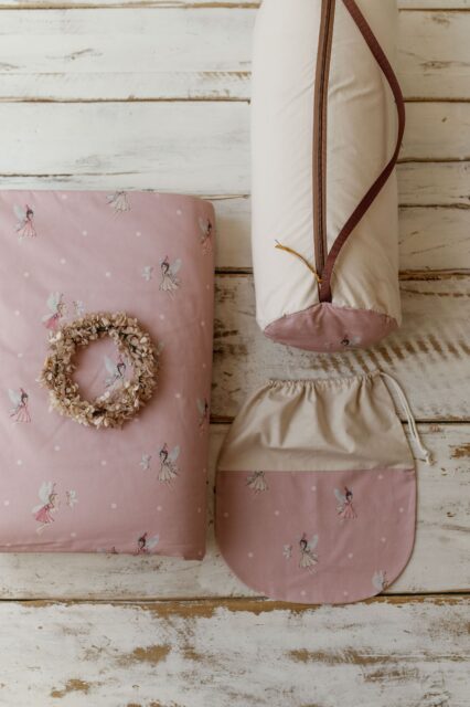 Różowy kocyk do żłobka dla dziewczynki wróżki