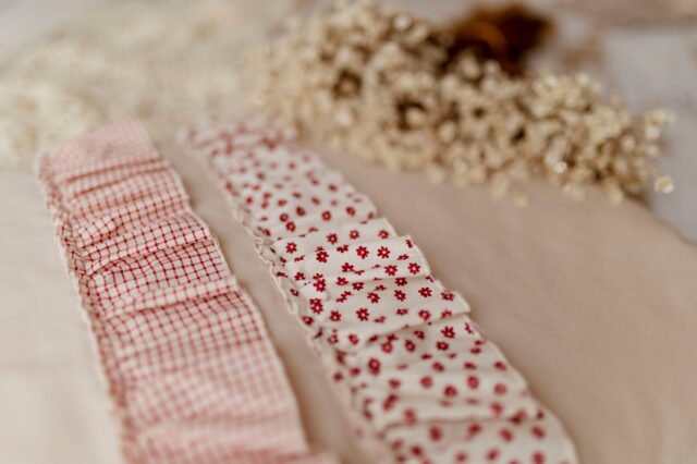 Różowy śpiworek dla niemowląt z falbanką 40×75cm