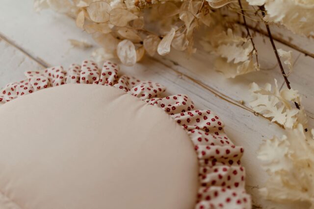 Różowy śpiworek dla niemowląt z falbanką 40×75cm