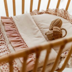 Różowy śpiworek dla niemowląt z falbanką 40×75cm