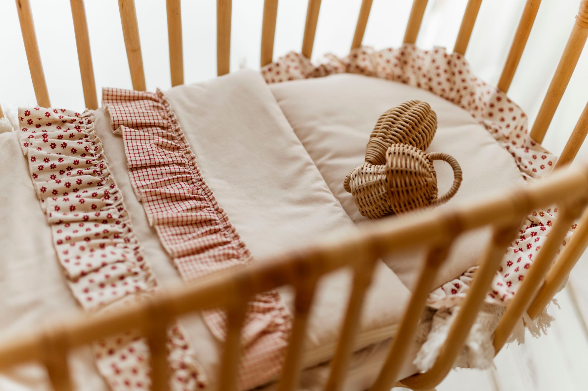 Różowy śpiworek dla niemowląt z falbanką 50×100cm 6-18 miesięcy