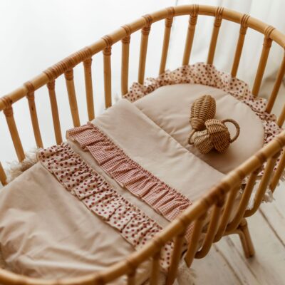 Różowy śpiworek dla niemowląt z falbanką 40×75cm