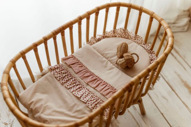 Różowy śpiworek dla niemowląt z falbanką 40×75cm