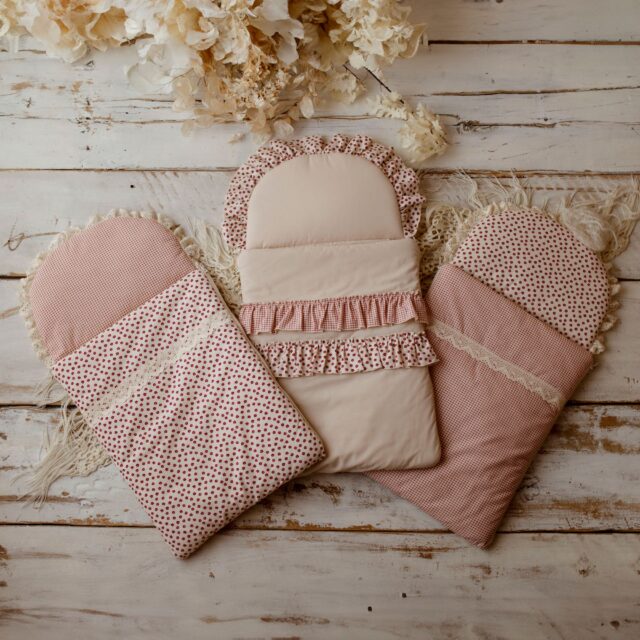 Różowy śpiworek dla niemowląt z falbanką 40×75cm