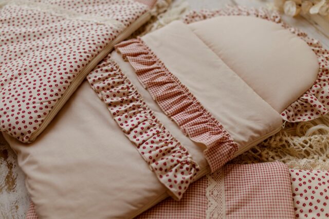 Różowy śpiworek dla niemowląt z falbanką 40×75cm