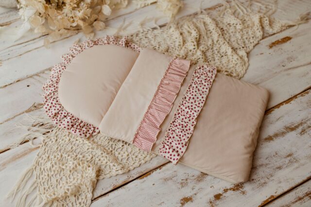 Różowy śpiworek dla niemowląt z falbanką 40×75cm