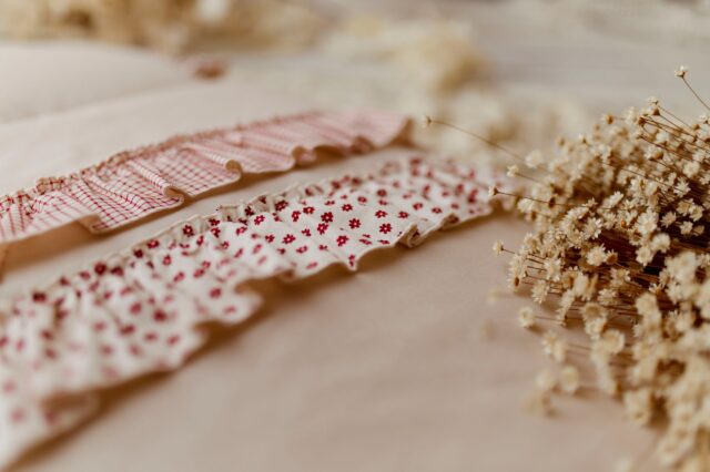 Różowy śpiworek dla niemowląt z falbanką 40×75cm