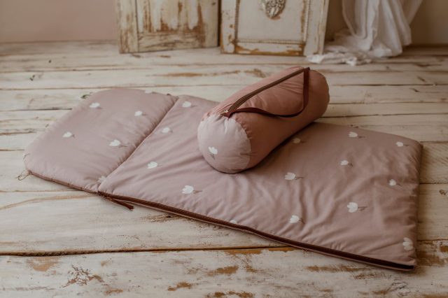 Różowy śpiworek do żłobka dla dziewczynki 120×60cm różowe tulipany