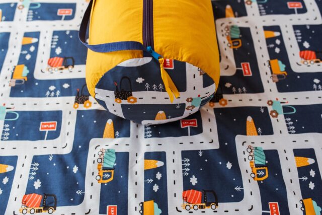 Śpiworek dla chłopca do przedszkola 140×75cm auta