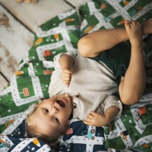 Śpiworek dla chłopca do przedszkola 140×75cm auta