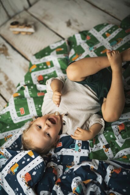 Śpiworek dla chłopca do przedszkola 140×75cm auta