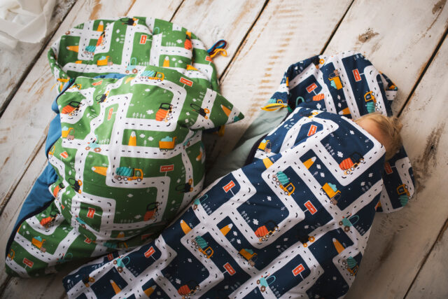 Śpiworek dla chłopca do przedszkola 140×75cm auta