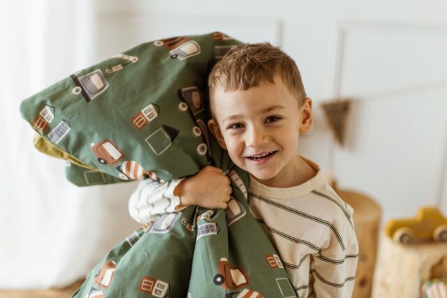 Śpiworek dla chłopca w auta 5-10 lat junior zielony
