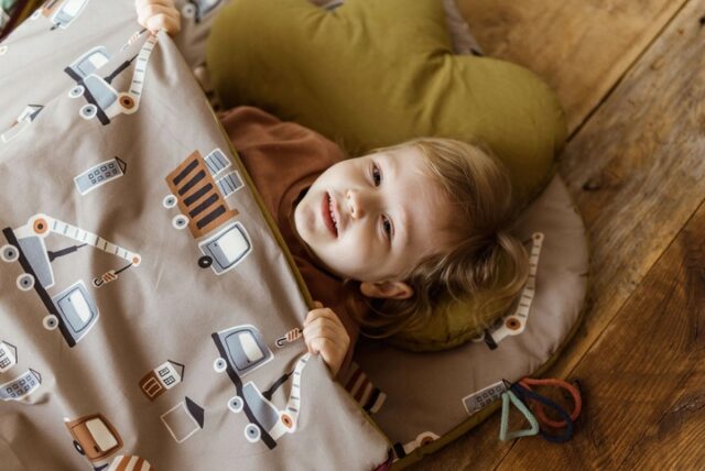 Śpiworek dla chłopca w samochody 6-10 lat beżowy