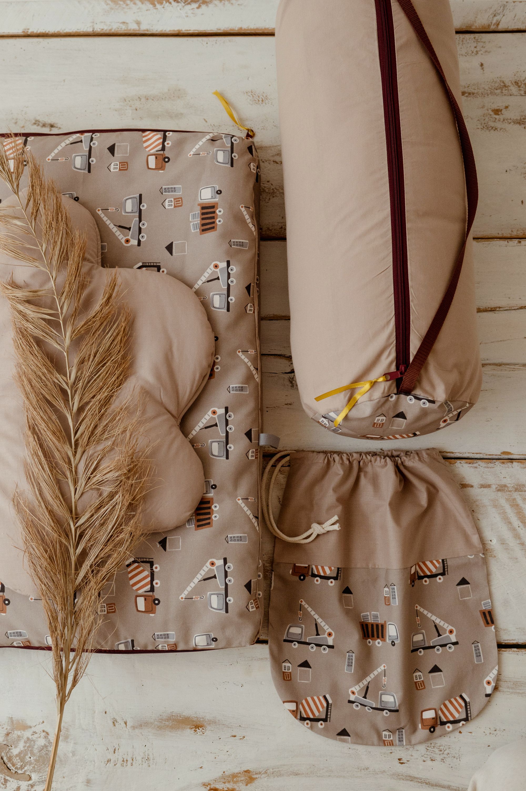 Śpiworek dla chłopca w samochody 6-10 lat beżowy