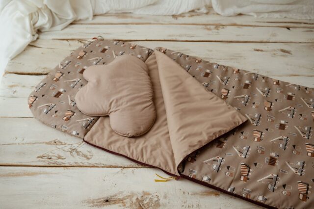 Śpiworek dla chłopca w samochody 6-10 lat beżowy