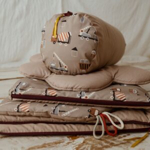 Śpiworek dla chłopca w samochody 6-10 lat beżowy