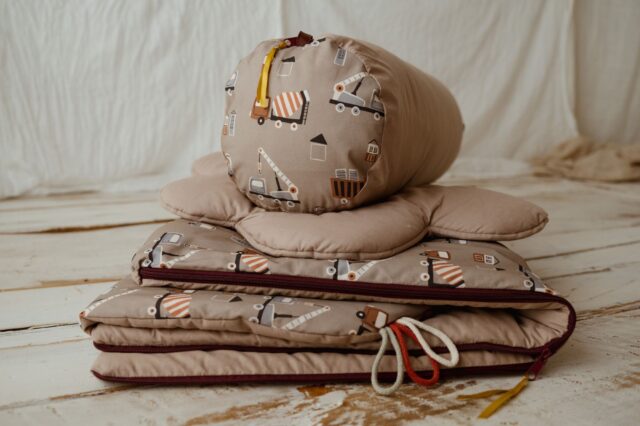 Śpiworek dla chłopca w samochody 6-10 lat beżowy