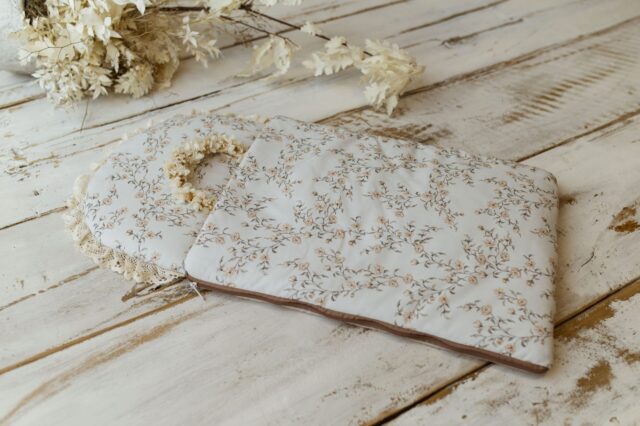 Śpiworek dla niemowląt kremowy róże