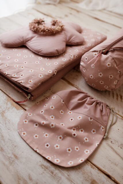 Śpiworek dla przedszkolaka 140×75cm różowy w kwiatki