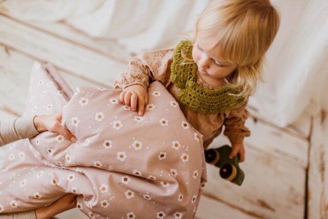 Śpiworek dla przedszkolaka 140×75cm różowy w kwiatki