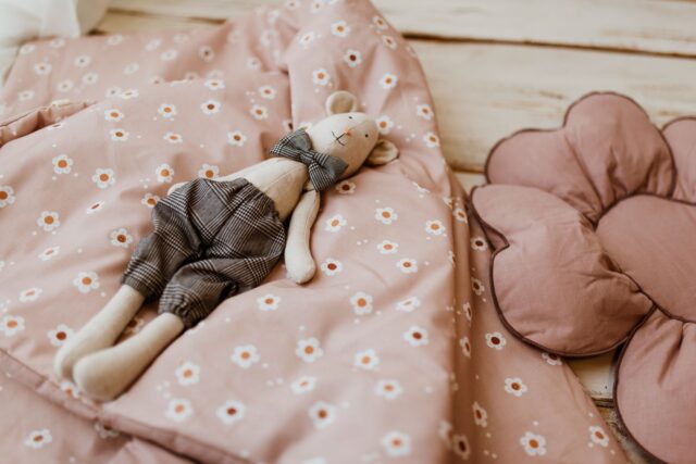 Śpiworek dla przedszkolaka 140×75cm różowy w kwiatki