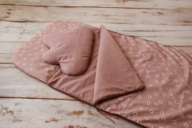 Śpiworek dla przedszkolaka 140×75cm różowy w kwiatki