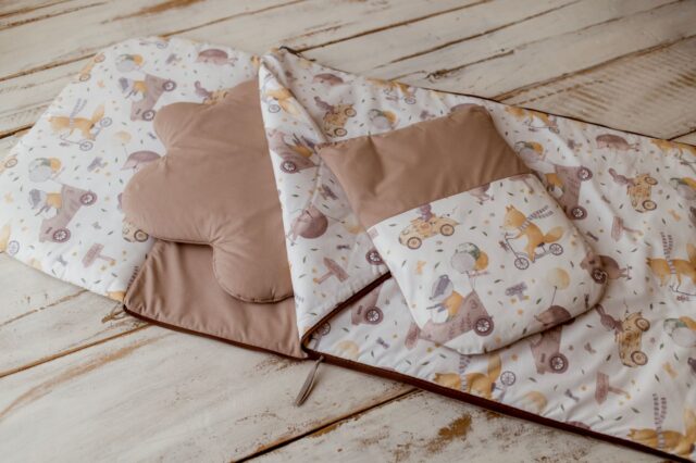 Śpiworek do przedszkola 140cmx75cm retro wyścig