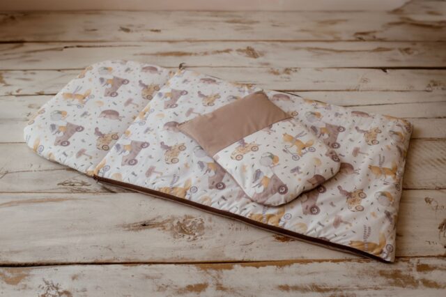 Śpiworek do przedszkola 140cmx75cm retro wyścig