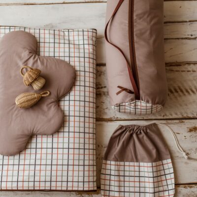 Śpiworek do przedszkola 140×75cm brązowy w kratkę