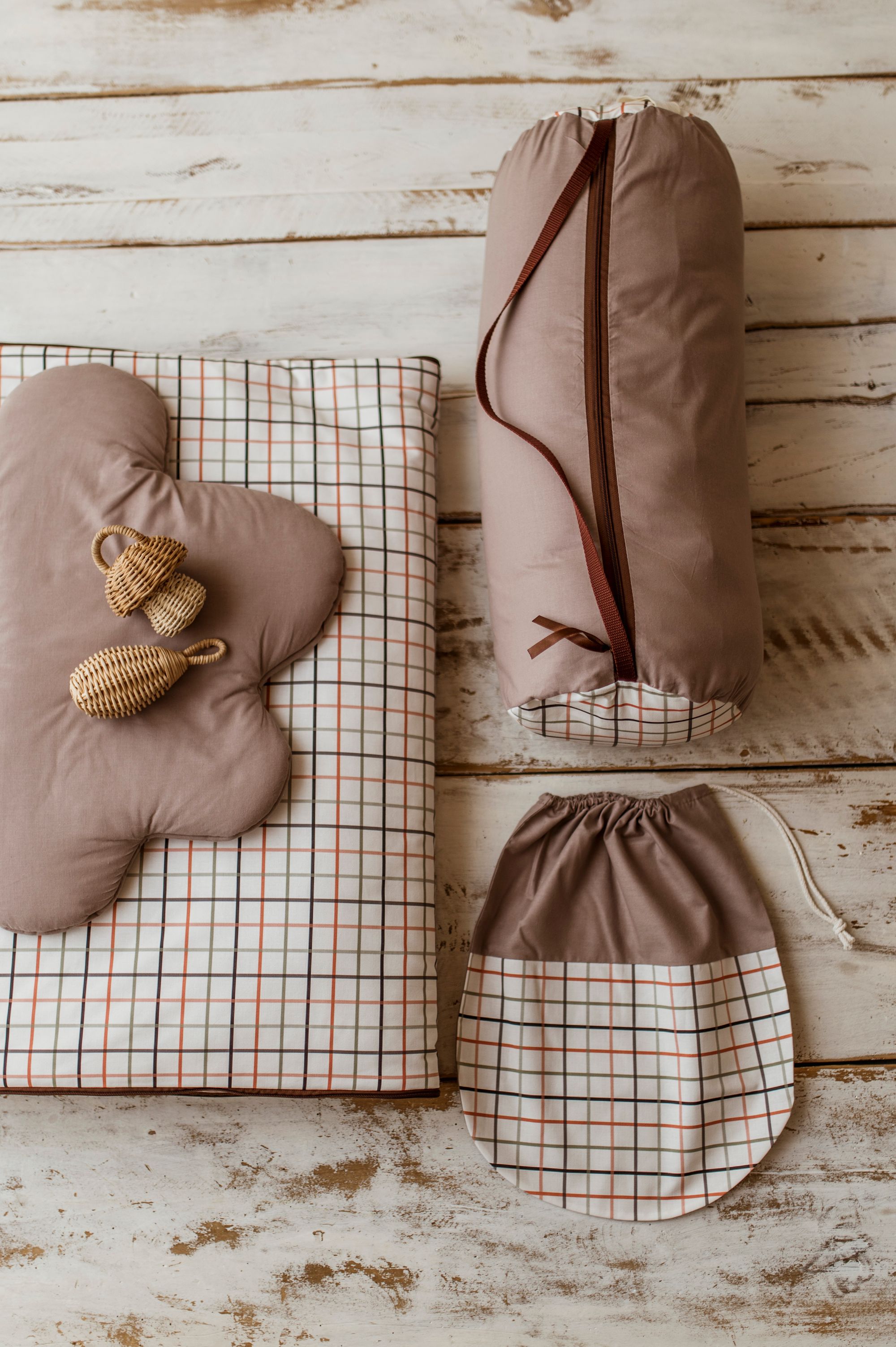 Śpiworek do przedszkola 140×75cm brązowy w kratkę