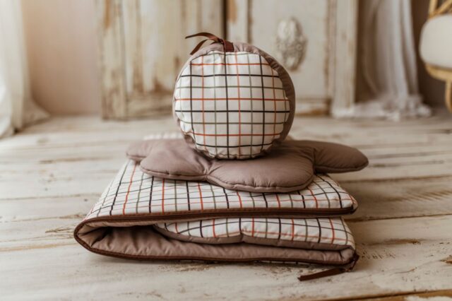 Śpiworek do przedszkola 140×75cm brązowy w kratkę