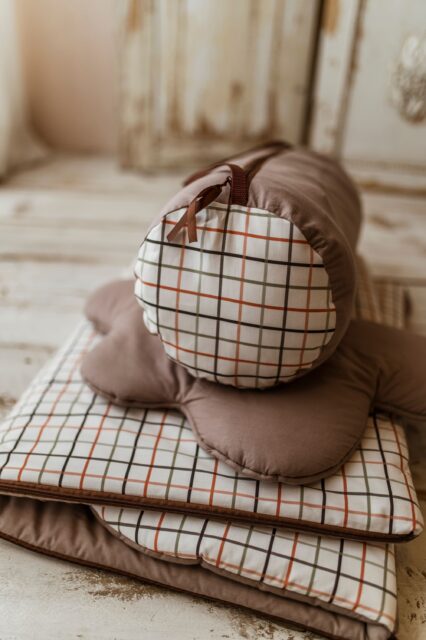 Śpiworek do przedszkola 140×75cm brązowy w kratkę