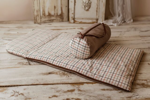 Śpiworek do przedszkola 140×75cm brązowy w kratkę